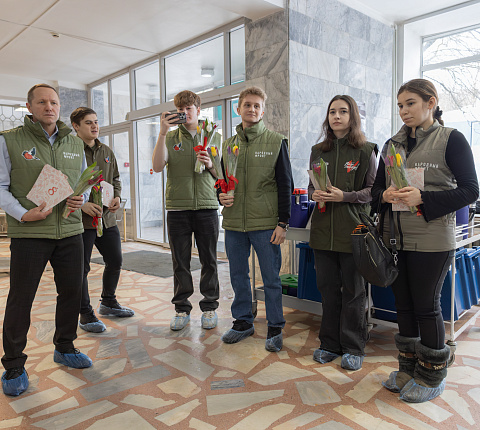 В преддверии 8 Марта активисты «Молодёжки Народного фронта» поздравили психологов ГНЦ ФМБЦ им. А.И. Бурназяна ФМБА России